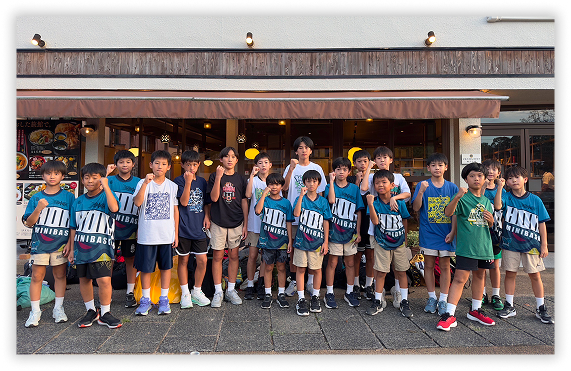 スポーツ合宿での集合写真